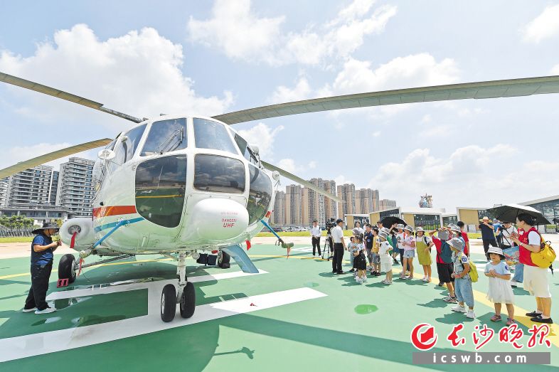 8月22日，湘江航空应急救援科普体验中心首次对外开放，近百名中小学生成首批参观体验者。均为长沙晚报全媒体记者 王志伟 摄