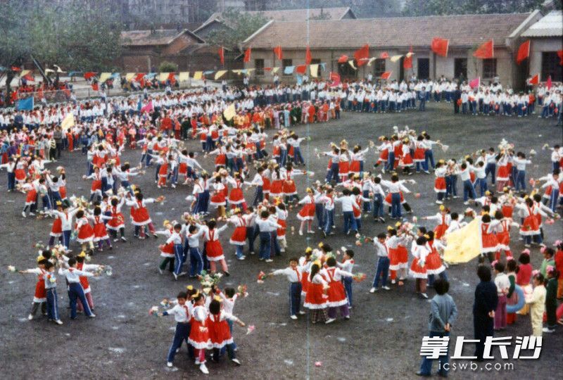 1988年，砂子塘小学学生在操场进行集体舞表演，欢迎国外教育友好交流团来访。