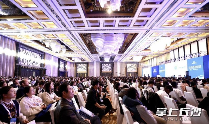 今日上午，第六届中国教育创新成果公益博览会（简称“教博会”）在广东珠海国际会展中心开幕。