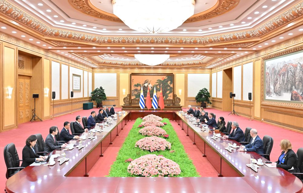 11月22日下午，国家主席习近平在北京人民大会堂同来华进行国事访问的乌拉圭总统拉卡列举行会谈。新华社记者 岳月伟 摄