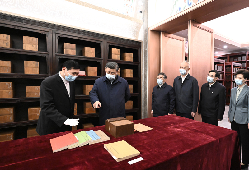 2023年6月1日，习近平在中国国家版本馆考察时，在兰台洞库了解馆藏精品版本保存情况。