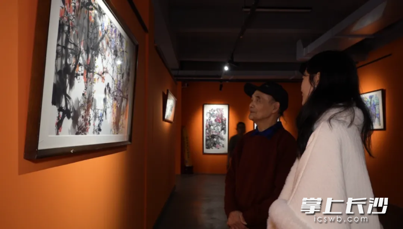 观众参观“腾龙送福”——中国画贺岁邀请展。天一美术馆供图