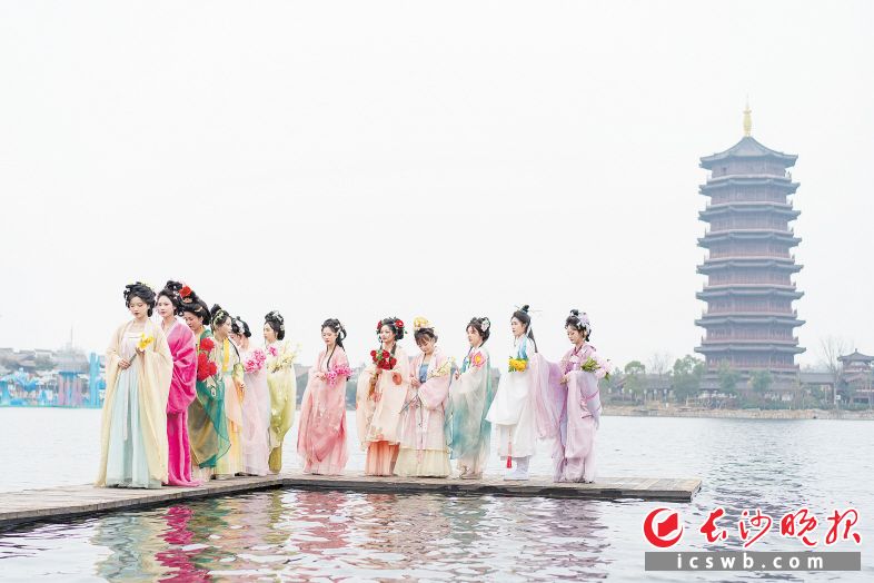 　　长沙铜官窑国风乐园举办第二届“花朝游园节”。　　长沙晚报全媒体记者 邹麟 摄