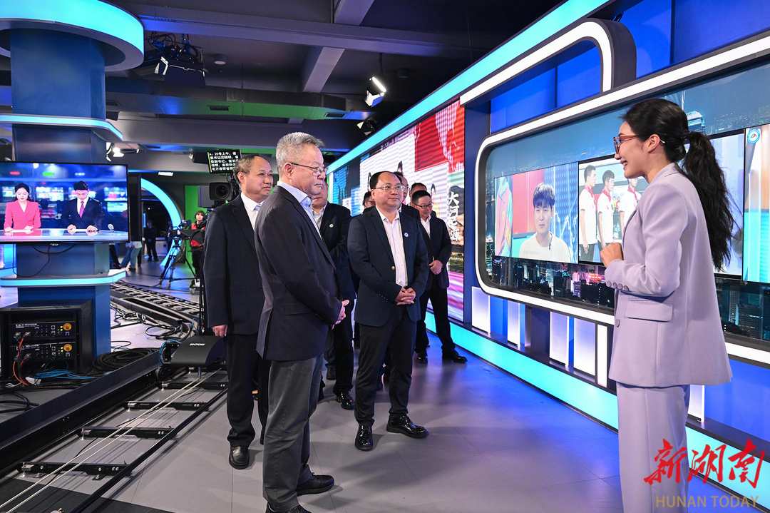 (3月26日，沈晓明来到湖南大众传媒职业技术学院，了解以新技术助推人才培养与文化产业深度融合等情况。)