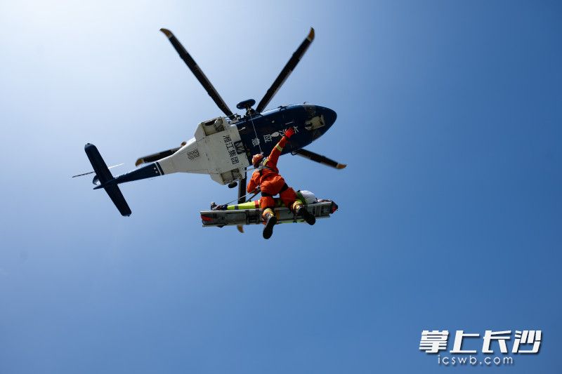 “长沙应急”直升机飞抵现场，转运“被困人员”。长沙晚报全媒体记者 邹麟 摄