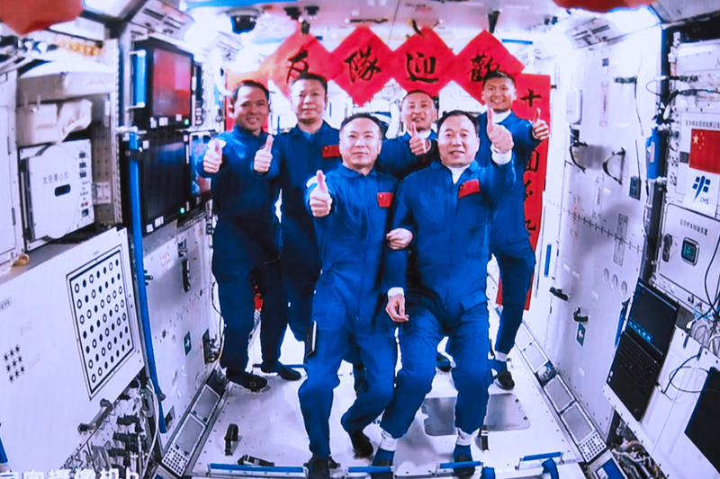 2023年5月30日，神舟十五号航天员乘组与神舟十六号航天员乘组拍下“全家福”的画面。